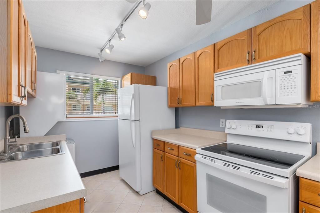 На продажу: $225,000 (2 спален, 2 ванн, 1077 Квадратных фут)