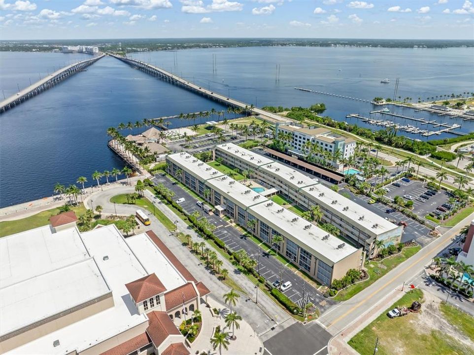 На продажу: $225,000 (2 спален, 2 ванн, 1077 Квадратных фут)