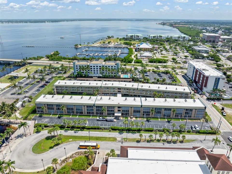 На продажу: $225,000 (2 спален, 2 ванн, 1077 Квадратных фут)