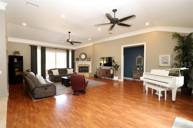 En Venta: $1,099,900 (4 camas, 2 baños, 3043 Pies cuadrados)