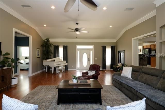 En Venta: $1,099,900 (4 camas, 2 baños, 3043 Pies cuadrados)