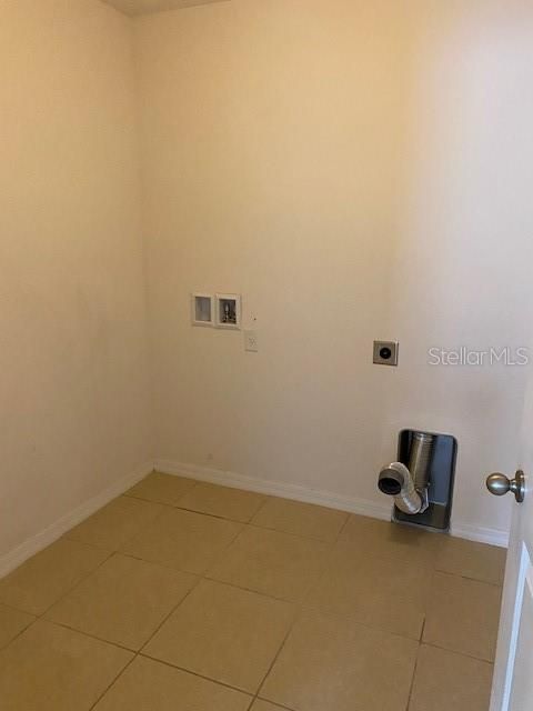 合同活跃: $2,450 (4 贝兹, 2 浴室, 2443 平方英尺)