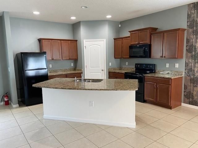 合同活跃: $2,450 (4 贝兹, 2 浴室, 2443 平方英尺)