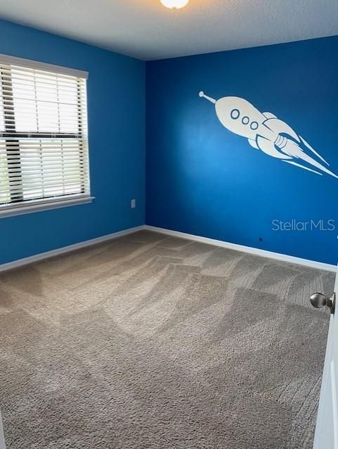 合同活跃: $2,450 (4 贝兹, 2 浴室, 2443 平方英尺)