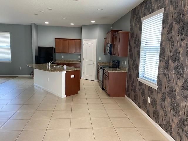 合同活跃: $2,450 (4 贝兹, 2 浴室, 2443 平方英尺)