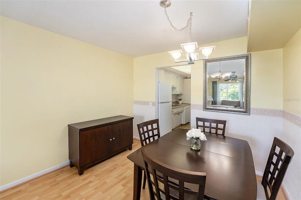 合同活跃: $117,500 (2 贝兹, 2 浴室, 910 平方英尺)