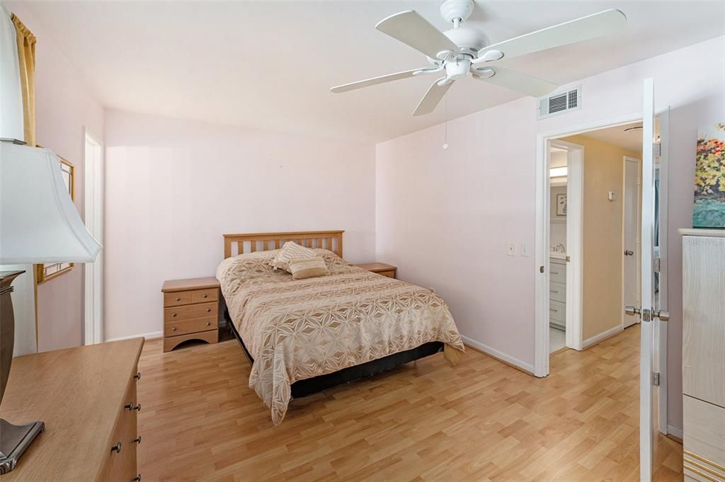 合同活跃: $117,500 (2 贝兹, 2 浴室, 910 平方英尺)