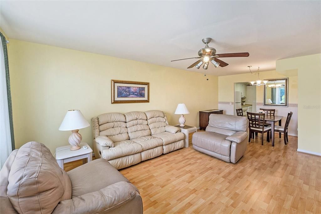 合同活跃: $117,500 (2 贝兹, 2 浴室, 910 平方英尺)