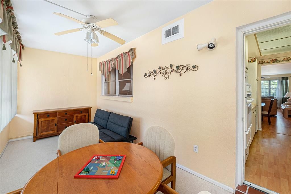 合同活跃: $117,500 (2 贝兹, 2 浴室, 910 平方英尺)