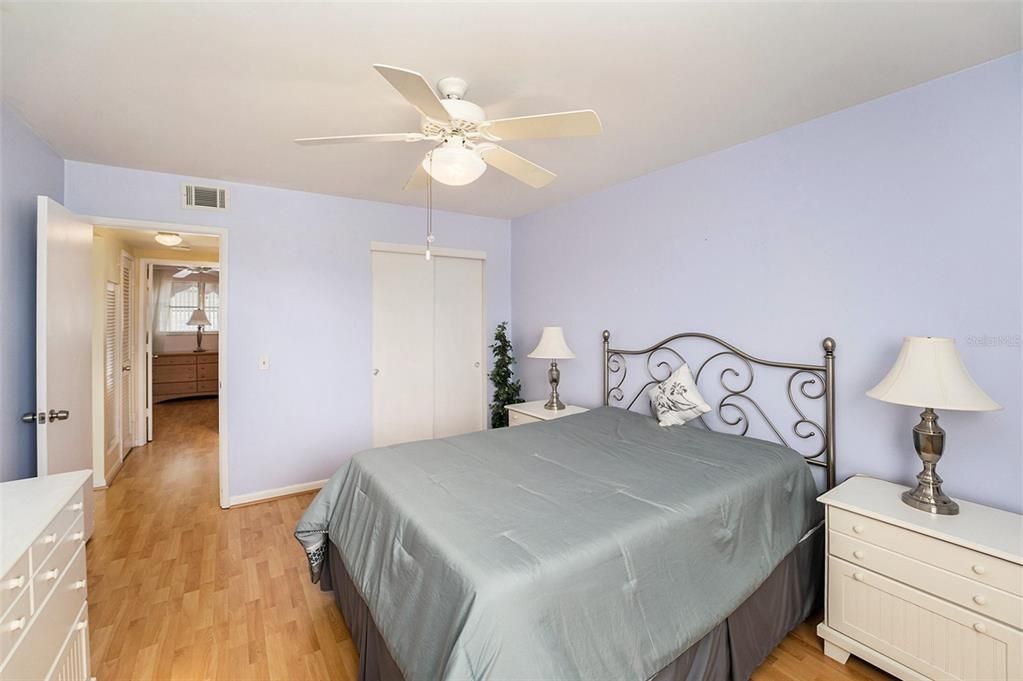 合同活跃: $117,500 (2 贝兹, 2 浴室, 910 平方英尺)