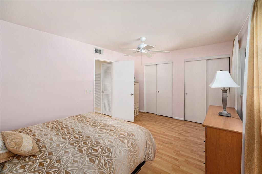 合同活跃: $117,500 (2 贝兹, 2 浴室, 910 平方英尺)