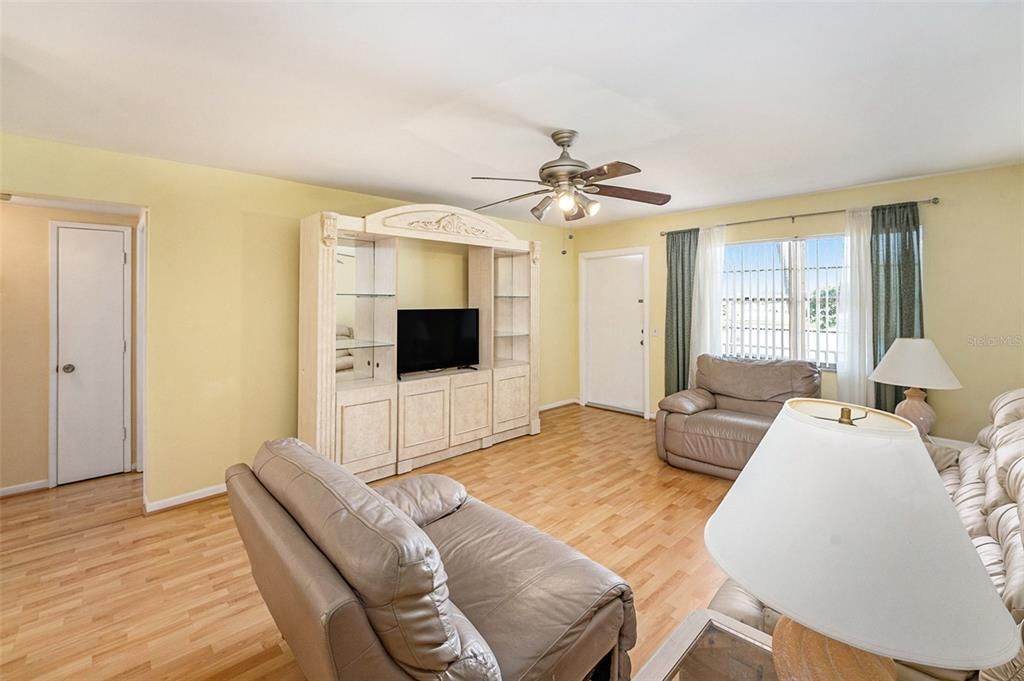 合同活跃: $117,500 (2 贝兹, 2 浴室, 910 平方英尺)