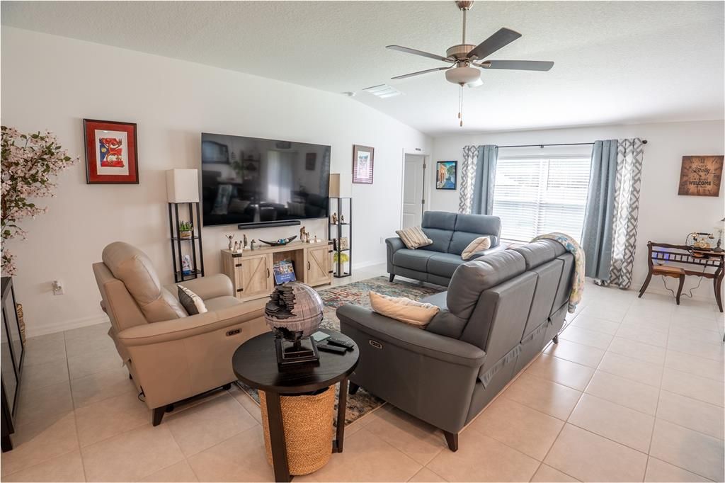 Active With Contract: $318,000 (4 beds, 2 baths, 1918 Square Feet)