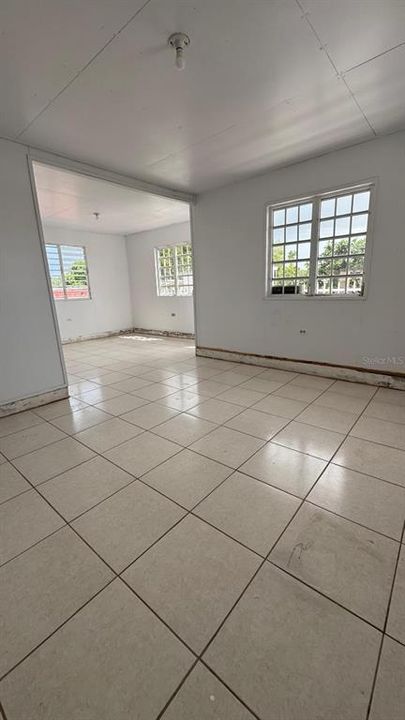 For Sale: $170,000 (6 beds, 2 baths, 880 Square Feet)