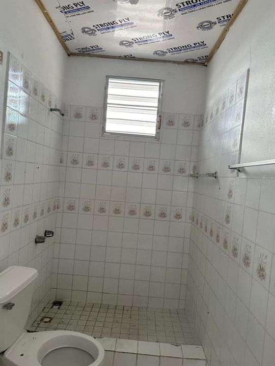 For Sale: $170,000 (6 beds, 2 baths, 880 Square Feet)