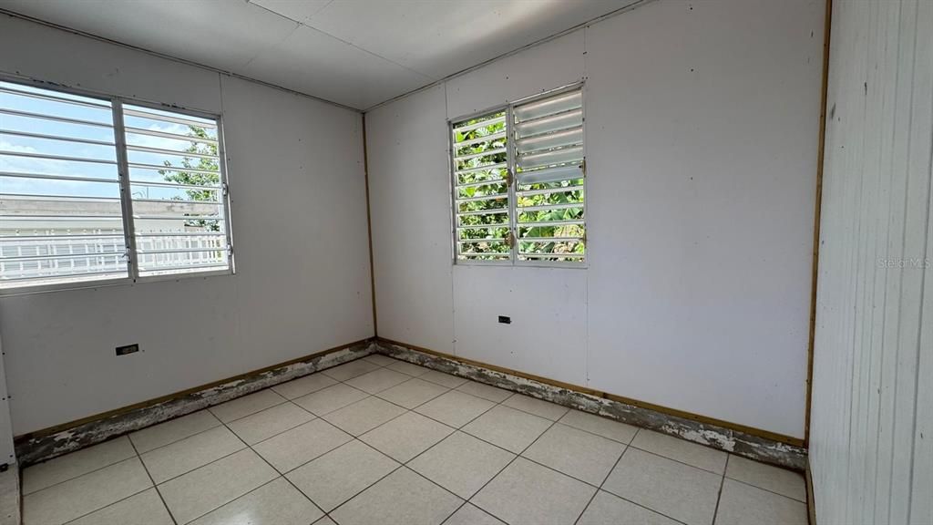 For Sale: $170,000 (6 beds, 2 baths, 880 Square Feet)