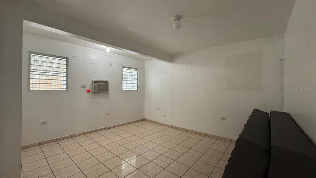 For Sale: $170,000 (6 beds, 2 baths, 880 Square Feet)