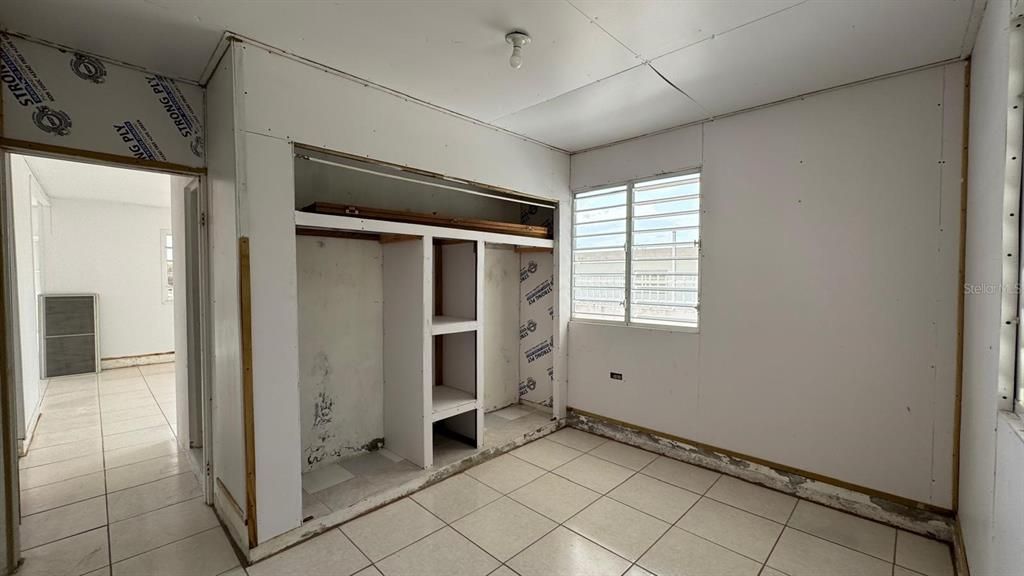 For Sale: $170,000 (6 beds, 2 baths, 880 Square Feet)