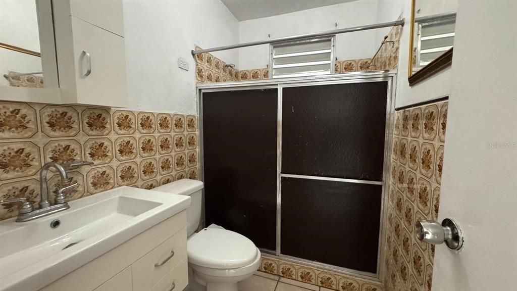 For Sale: $170,000 (6 beds, 2 baths, 880 Square Feet)