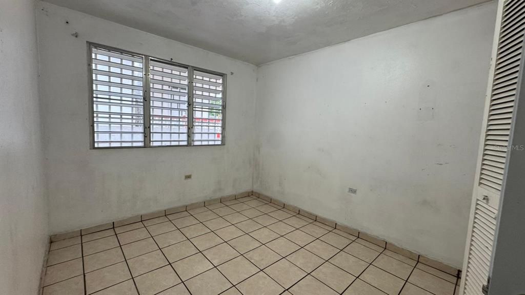 For Sale: $170,000 (6 beds, 2 baths, 880 Square Feet)