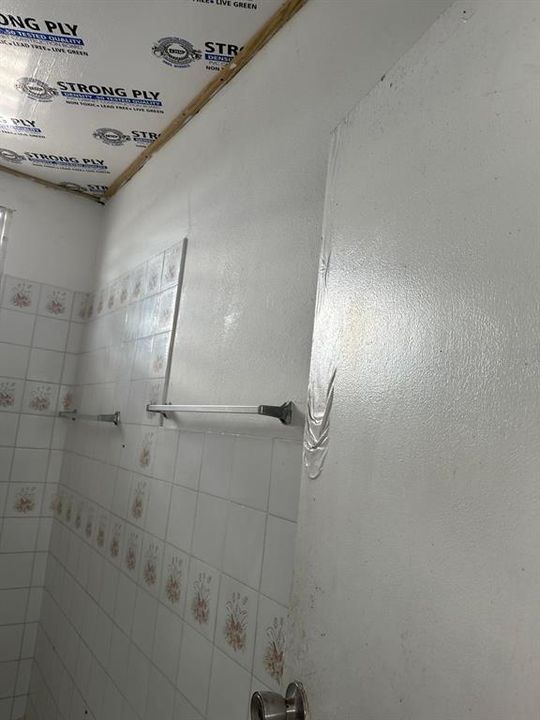 For Sale: $170,000 (6 beds, 2 baths, 880 Square Feet)