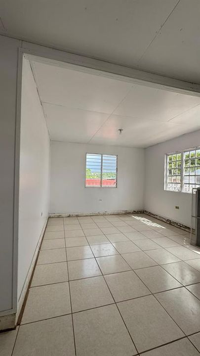 For Sale: $170,000 (6 beds, 2 baths, 880 Square Feet)