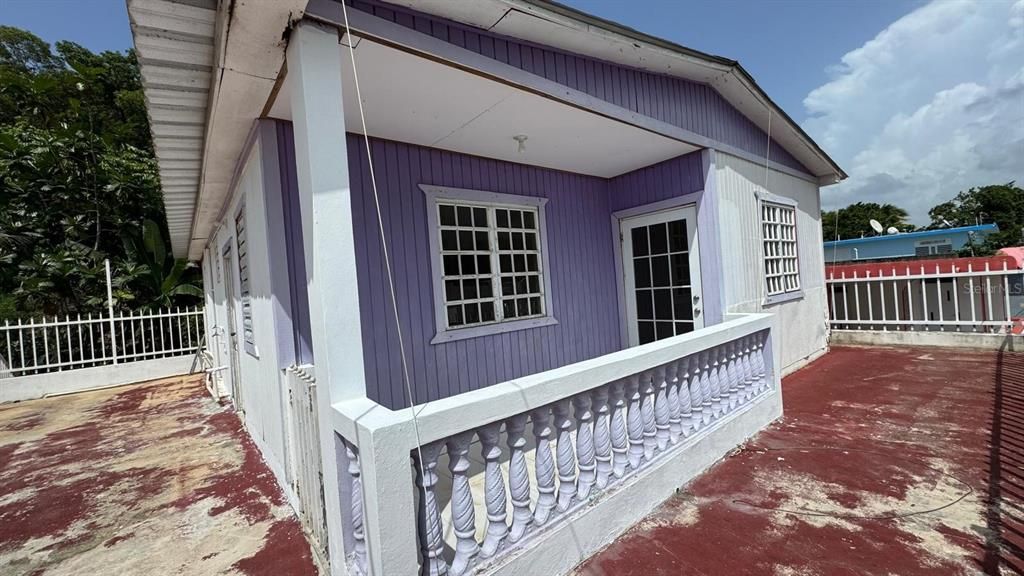 For Sale: $170,000 (6 beds, 2 baths, 880 Square Feet)