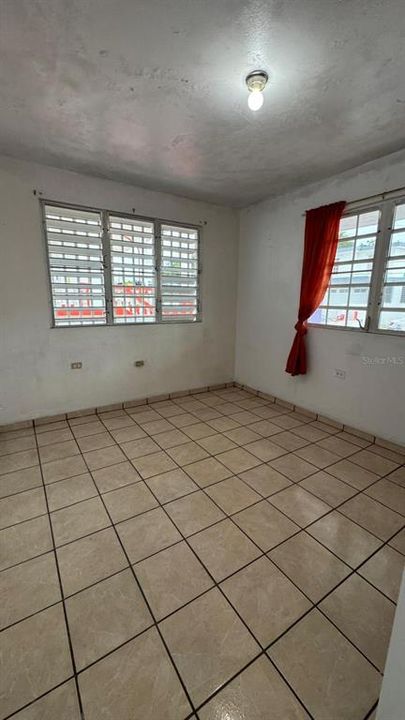 For Sale: $170,000 (6 beds, 2 baths, 880 Square Feet)