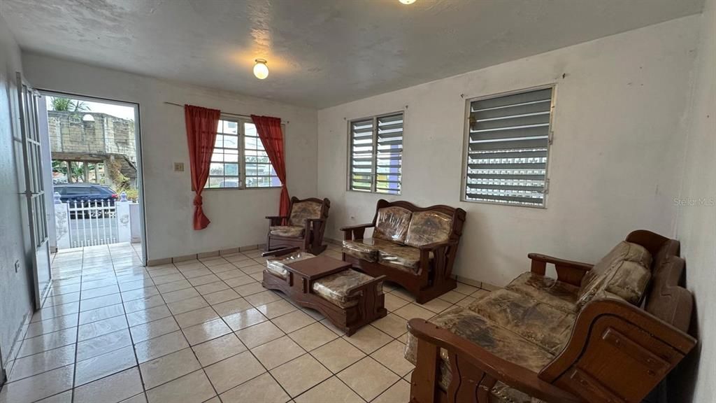 For Sale: $170,000 (6 beds, 2 baths, 880 Square Feet)