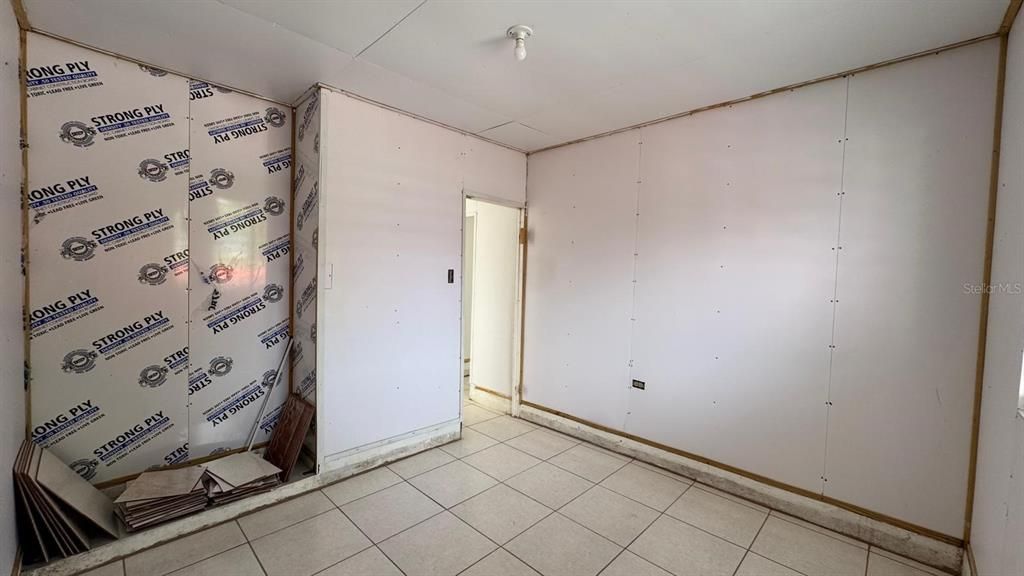 For Sale: $170,000 (6 beds, 2 baths, 880 Square Feet)