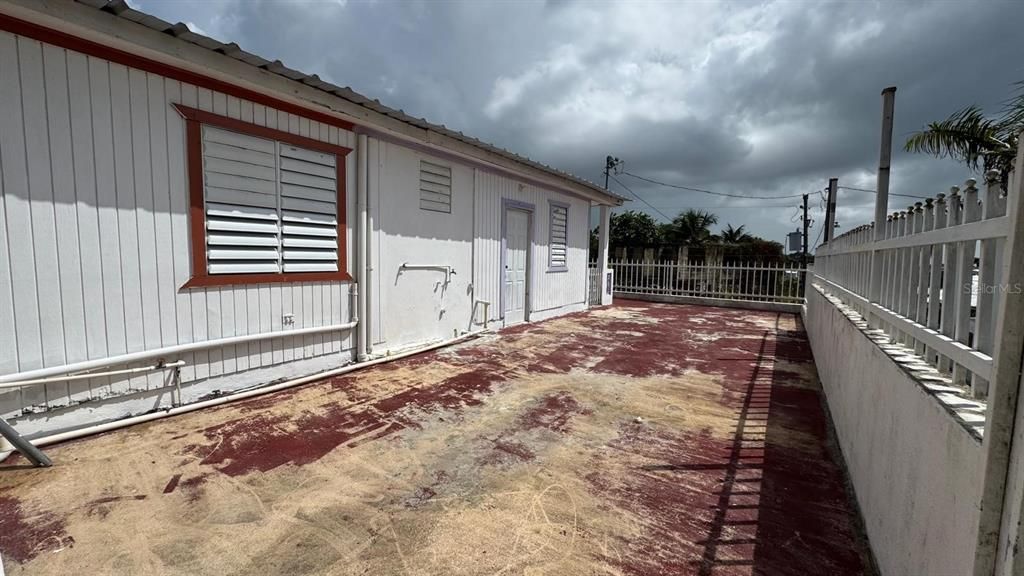 For Sale: $170,000 (6 beds, 2 baths, 880 Square Feet)