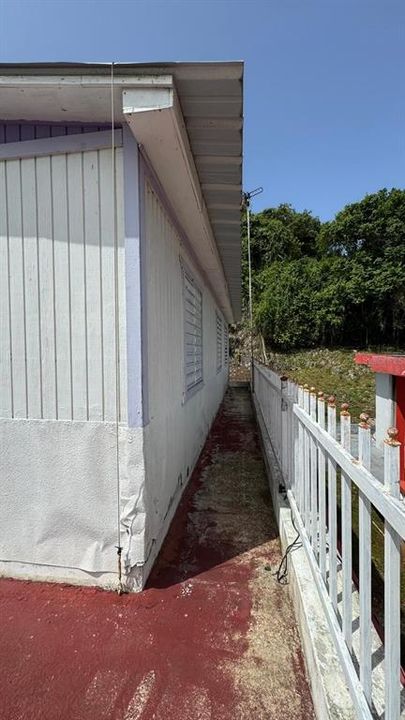 For Sale: $170,000 (6 beds, 2 baths, 880 Square Feet)