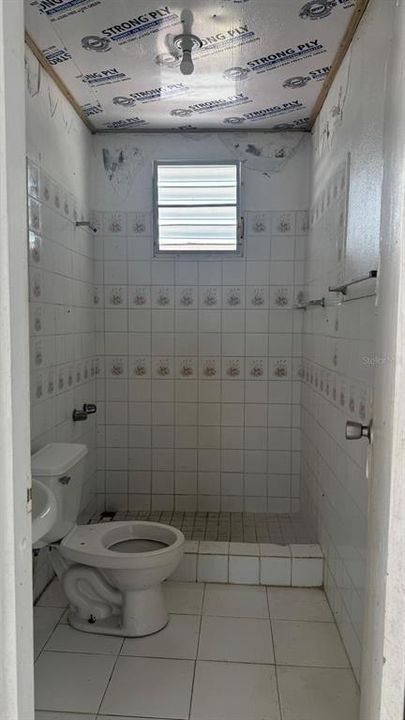 For Sale: $170,000 (6 beds, 2 baths, 880 Square Feet)