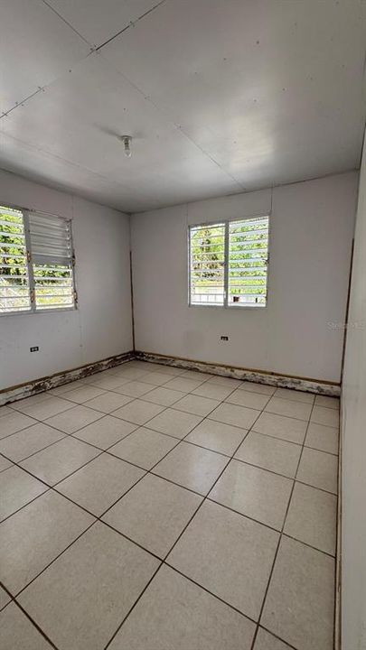 For Sale: $170,000 (6 beds, 2 baths, 880 Square Feet)