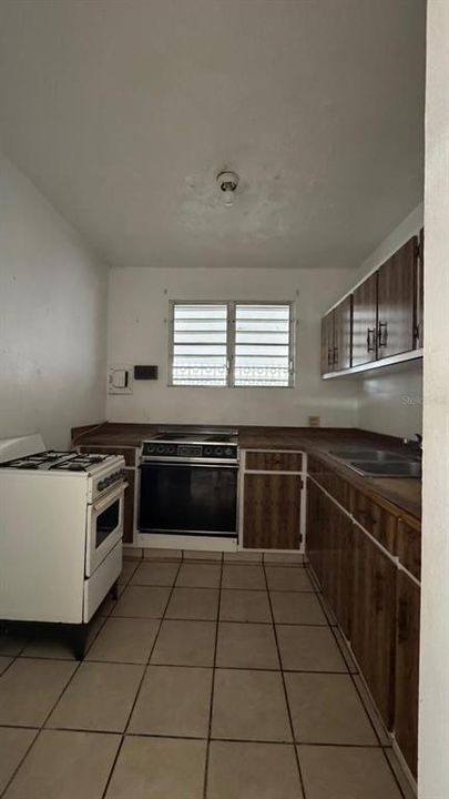 For Sale: $170,000 (6 beds, 2 baths, 880 Square Feet)