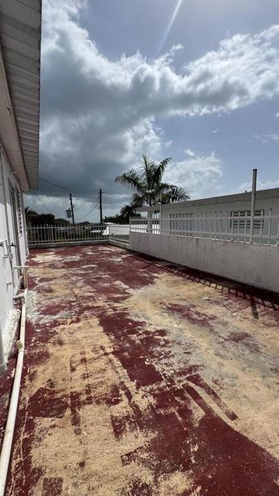 For Sale: $170,000 (6 beds, 2 baths, 880 Square Feet)