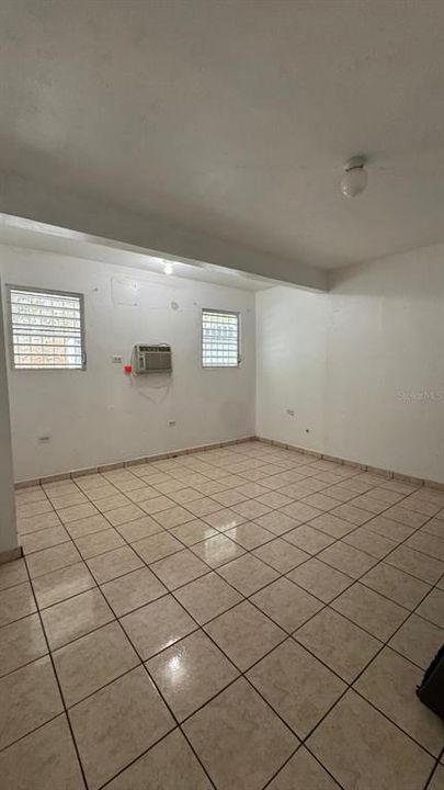 For Sale: $170,000 (6 beds, 2 baths, 880 Square Feet)