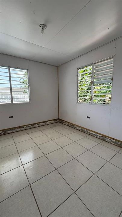 For Sale: $170,000 (6 beds, 2 baths, 880 Square Feet)