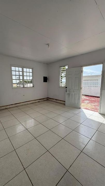 For Sale: $170,000 (6 beds, 2 baths, 880 Square Feet)