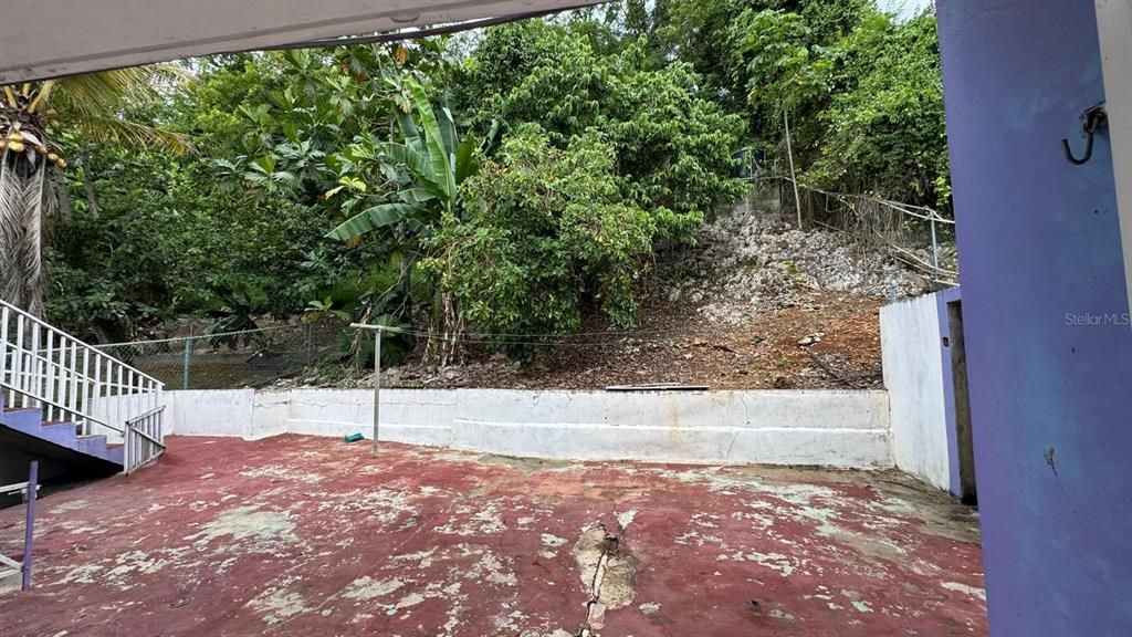 For Sale: $170,000 (6 beds, 2 baths, 880 Square Feet)