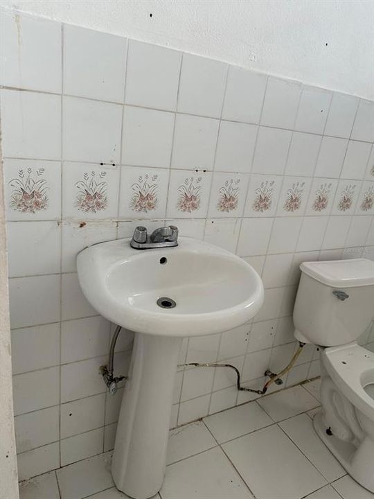 For Sale: $170,000 (6 beds, 2 baths, 880 Square Feet)