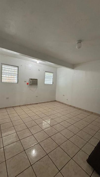 For Sale: $170,000 (6 beds, 2 baths, 880 Square Feet)