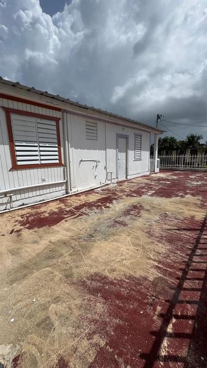 For Sale: $170,000 (6 beds, 2 baths, 880 Square Feet)