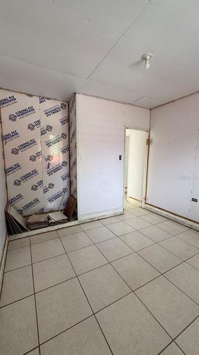 For Sale: $170,000 (6 beds, 2 baths, 880 Square Feet)