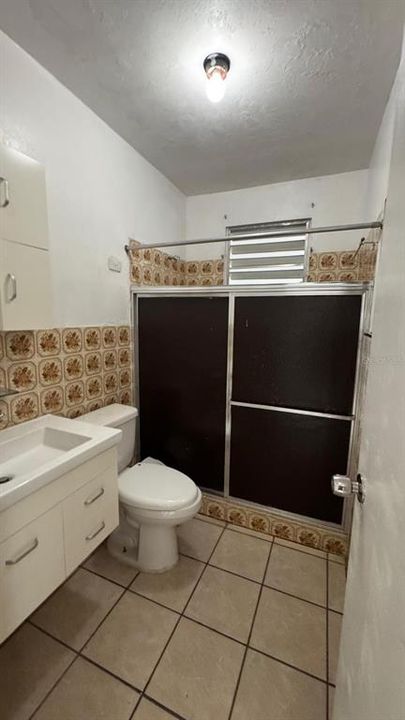 For Sale: $170,000 (6 beds, 2 baths, 880 Square Feet)