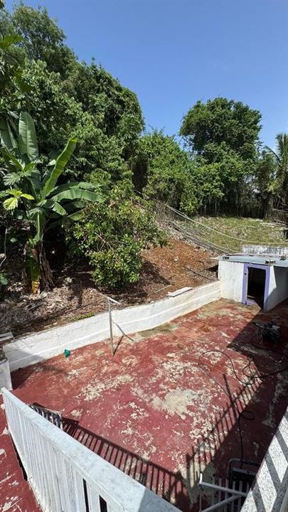 For Sale: $170,000 (6 beds, 2 baths, 880 Square Feet)