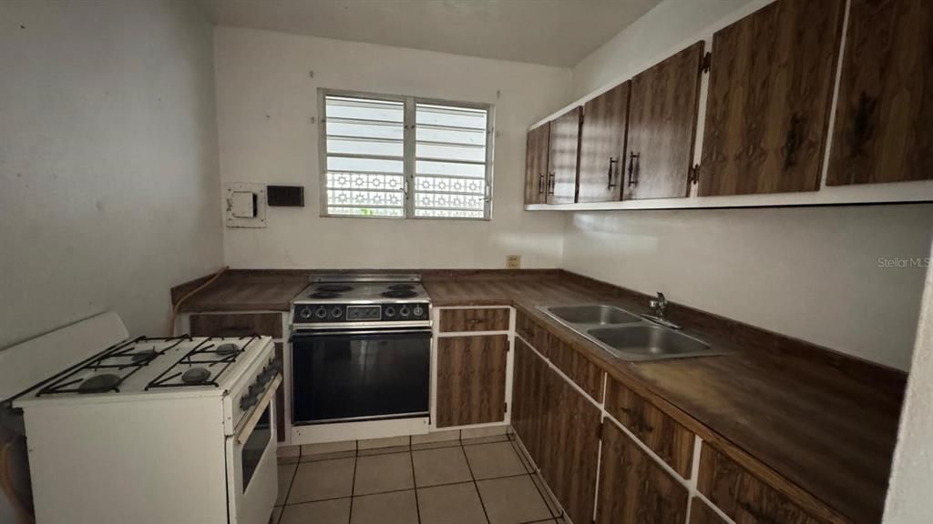 For Sale: $170,000 (6 beds, 2 baths, 880 Square Feet)