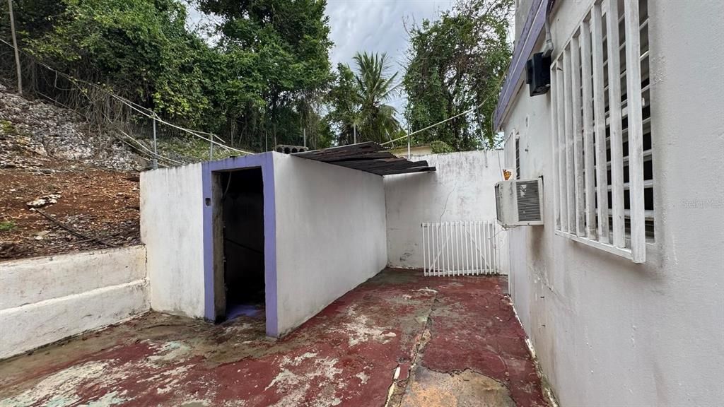 For Sale: $170,000 (6 beds, 2 baths, 880 Square Feet)