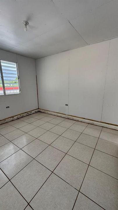 For Sale: $170,000 (6 beds, 2 baths, 880 Square Feet)