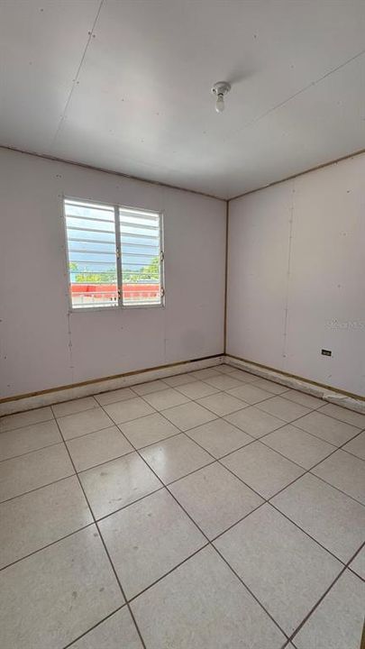 For Sale: $170,000 (6 beds, 2 baths, 880 Square Feet)